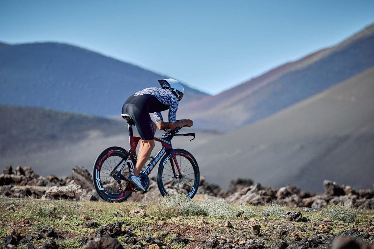 Zone3 - Men's Lava Long Distance Short Sleeve Aero Trisuit - White/Gravel